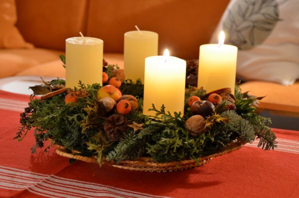 Adventskranz mit zwei brennenden Kerzen