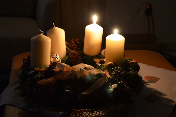 Adventskranz mit zwei brennenden Kerzen (hergestellt von Simone Bienossek, Lebenswert Neudorf) Adventskranz mit zwei brennenden Kerzen