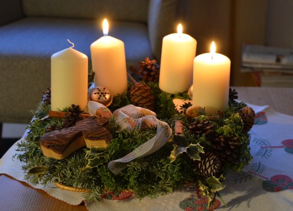 Adventskranz mit drei brennenden Kerzen (hergestellt von Simone Bienossek, Lebenswert Neudorf) Adventskranz mit drei brennenden Kerzen