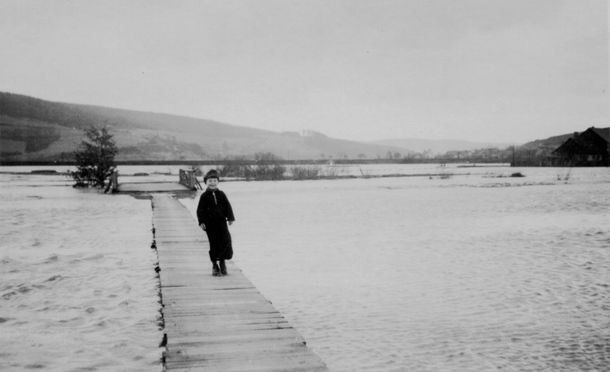 Steg nach Aufenau bei Hochwasser