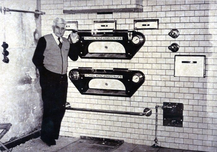 Eines der gesammelten Fotos: Bäckermeister Adam Kistner vor seinem neuen Backofen (1953)