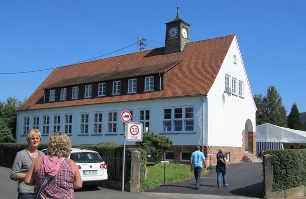 Die ehemalige Schule am Tage der Einweihung als Vereinsheim des JC Wächtersbach
