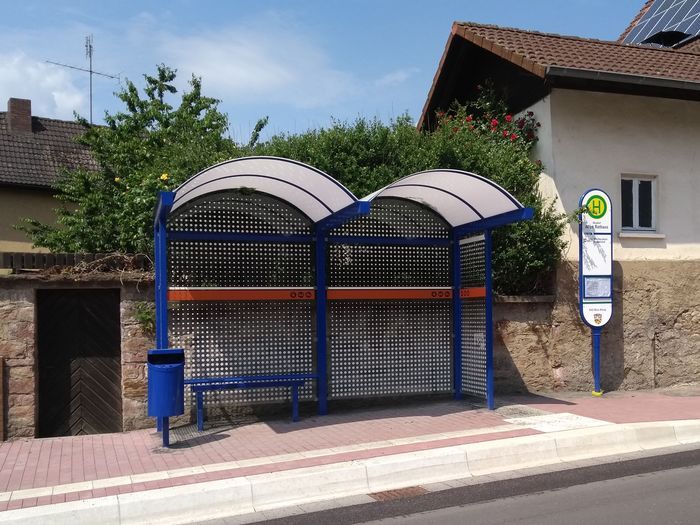 Die neue, barrierefreie Bushaltestelle mit Wartehäuschen