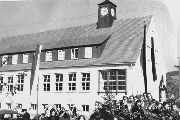 Die Schule in Neudorf am Tag der Einweihung
