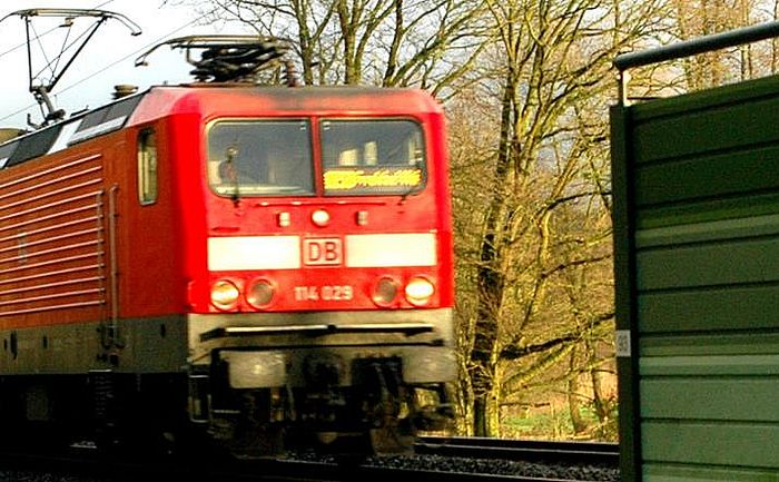 Lokomotive Typ 114 an der Neudorfer Schallschutzwand