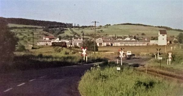 Vogelsberger Südbahn: Bahnübergang am Schwimmbad