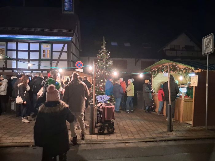 Blick auf den Neudorfer Weihnachtsmarkt