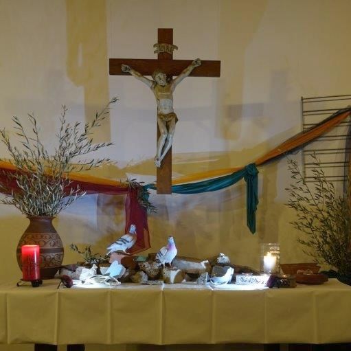Der geschmückte Altar mit dem „Band des Friedens“