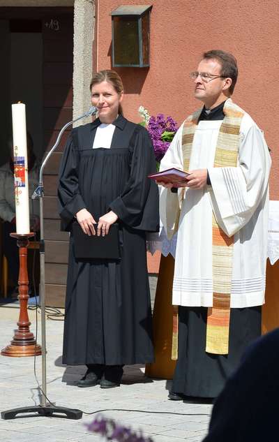 Einweihung Kirchenvorplatz am 05.05.2019: Pfarrerin Sarah Mahn und Pfarrer Stefan Kümpel