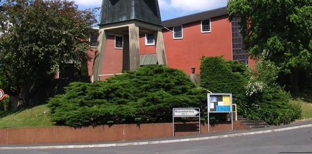 Außenanlage der Johanneskirche im Jahr 2008