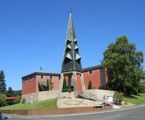 Johanneskirche mit neu gestalteter Außenanlage