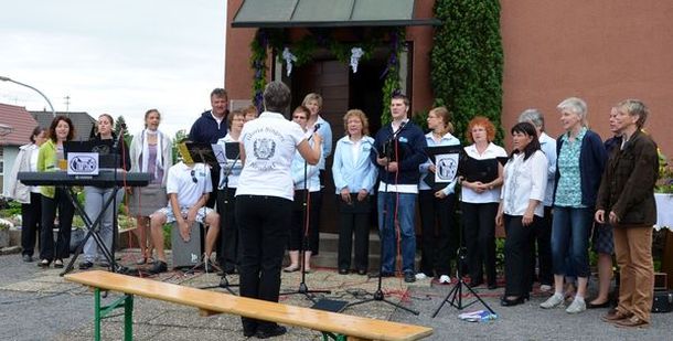 Gloria Singers und Churchies beim gemeinsamen Liedvortrag