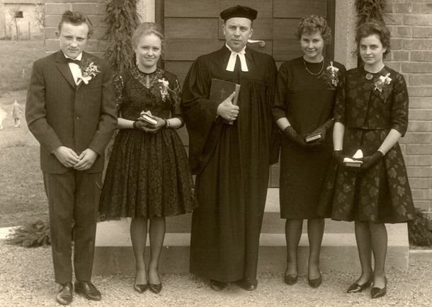 Konfirmierte 1962 mit Pfarrer Malkemus