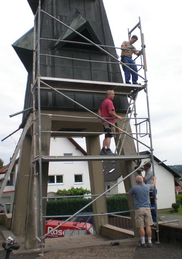 Sanierung des Glockenturmes der Johanneskirche - Gerüstbau für den Austausch der Fenstergitter