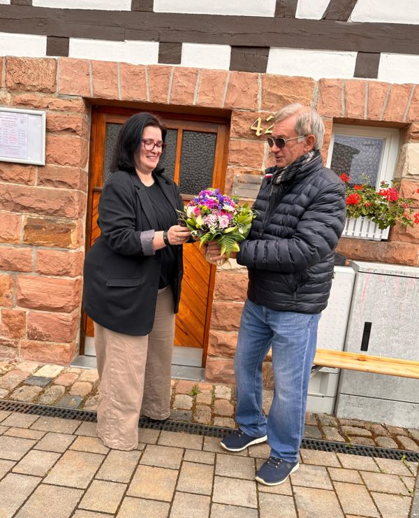 Sabrina Lauster und Frank Schneider bei der symbolischen Schlüsselübergabe Sabrina Lauster und Frank Schneider bei der symbolischen Schlüsselübergabe
