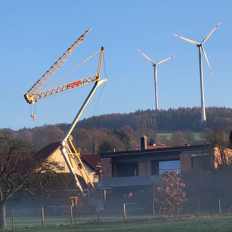 Kran und Windräder