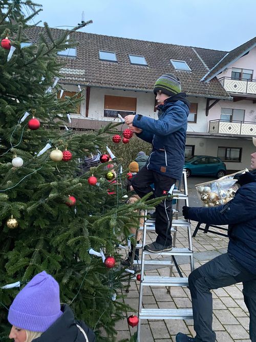 Weihnachtsbaumschmücken 2024 Weihnachtsbaumschmücken 2024