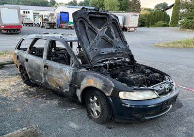 Ausgebranntes Auto in Aufenau