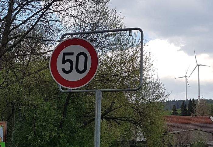 Geschwindigkeitsbegrenzung "50km/h" statt Ortsschild Neudorf