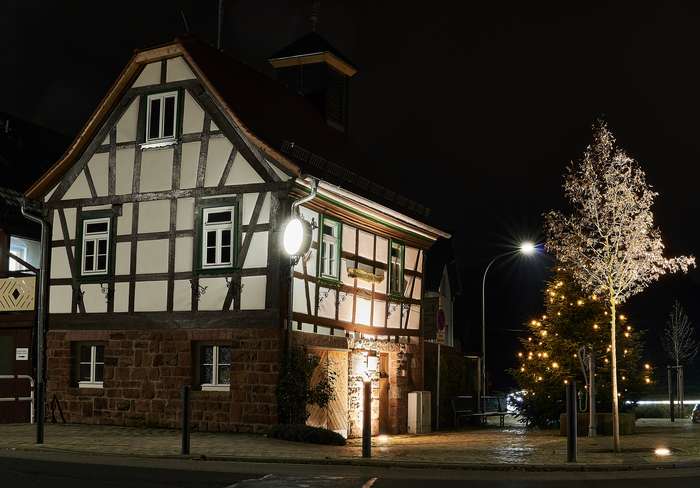 Rathaus Neudorf im Advent 2020 (© Nils Korn)