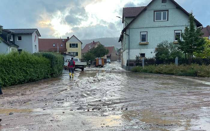 Nach dem Starkregen: Die schlammbedeckte Straße "Am Rosengarten"