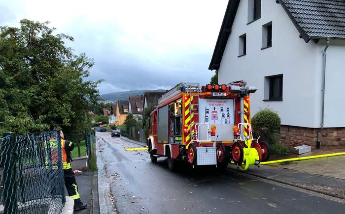 Salmünsterer Straße: Ein Keller wird ausgepumpt