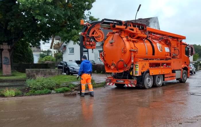 Kanalreinigung am Neudorfer Denkmal nach dem Unwetter