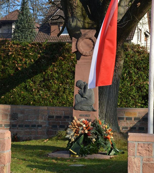 Denkmal am Volkstrauertag 2011 mit Kränzen