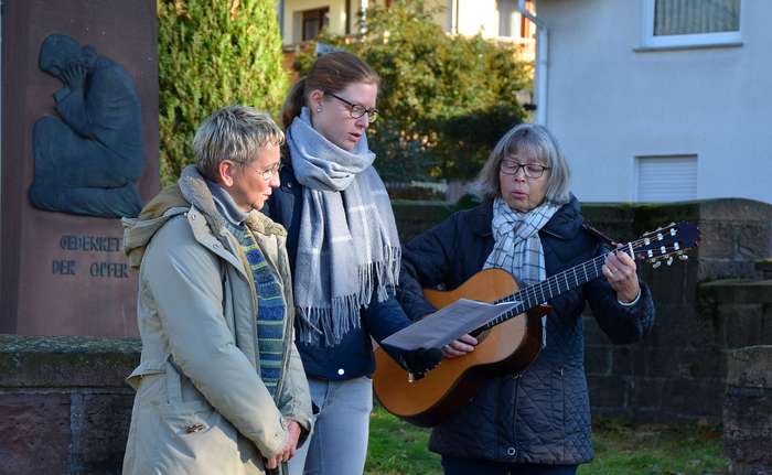 Volkstrauertag 2022 - Simone Bienossek, Katharina und Doris Knobloch (v.l.)