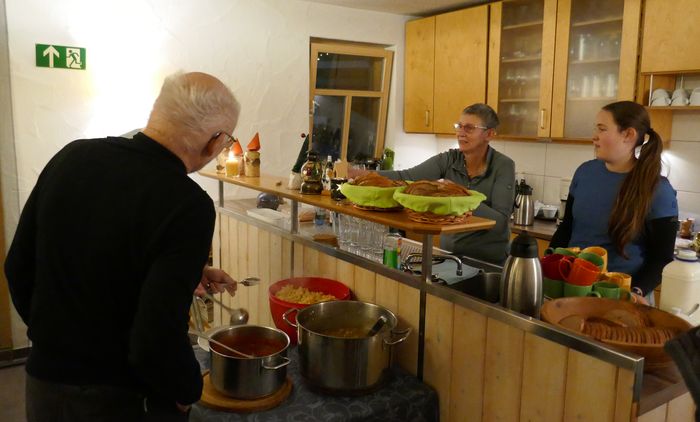 Claudia Mueller (M.) im Weidenhofcafé Q