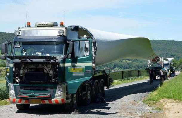 Ein Flügel für WEA5 auf dem LKW-Auflieger