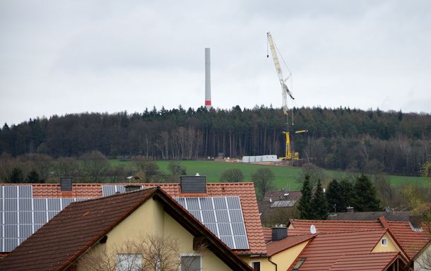 Turm von WEA4 und Baustelle von WEA5 über den Dächern von Neudorf