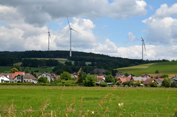 Die fertigen Windräder über Neudorf im Juni 2014