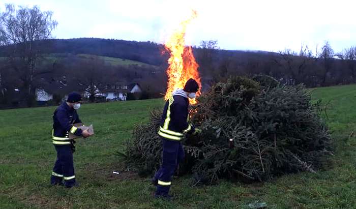 Verbrennen der Weihnachtsbäume am 15.01.2022