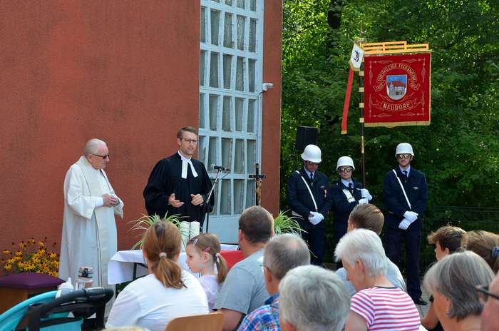 Pfarrer Stadler und Mahn, Ehrenformation der Feuerwehr (v.l.)