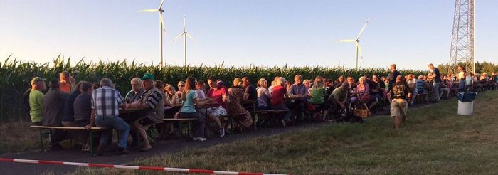 Besucher beim Sonnwendfeuer 2017