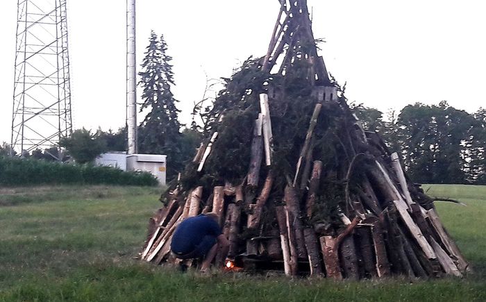 Anzünden des Holzstapels