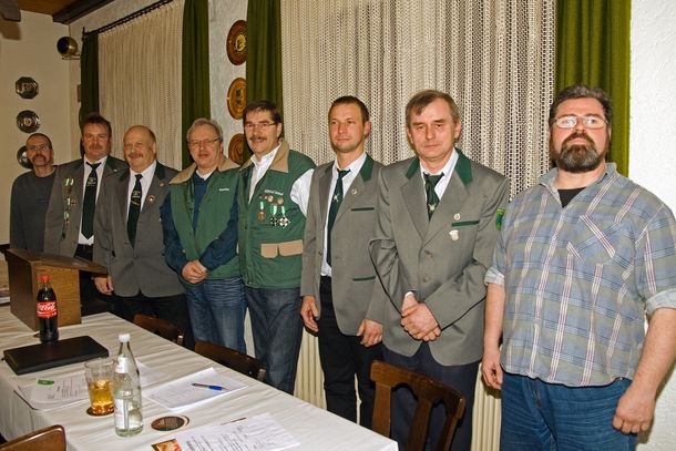 Vorstand des SV Neudorf im März 2011: Uwe Mair, Joachim Wirsing, Hans-Georg Jost, Erhard Raschke, Wilfried Imhof, Bernhard Kolb, Reiner Heil und Jürgen Koch (v.l.)