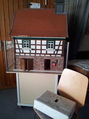 Modell des Alten Rathauses und Spendenbox