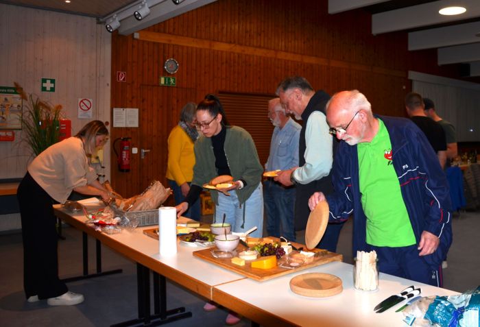 Weinfreunde nach der Sitzung am Buffet