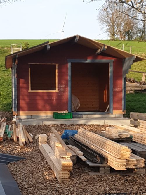 Noch viel Baumaterial vor der Hütte (11.04.2025) Noch viel Baumaterial vor der Hütte (11.04.2025)