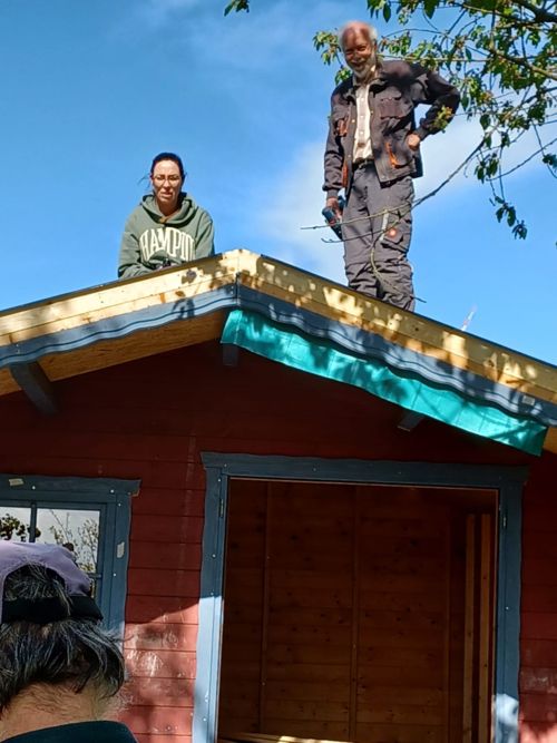 Arbeiten am Hüttendach (27.04.2025) Arbeiten am Hüttendach (27.04.2025)