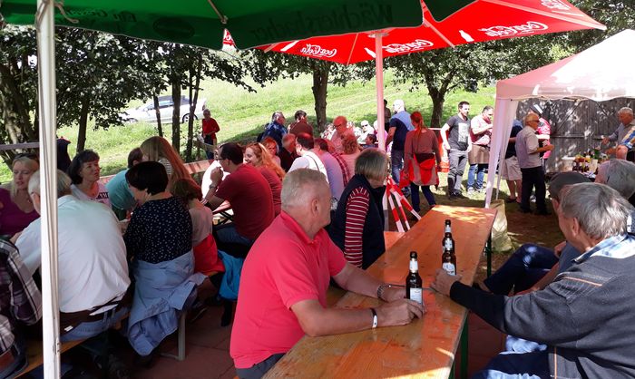 Besucher bei der Kelleröffnung 2017 am Grillplatz