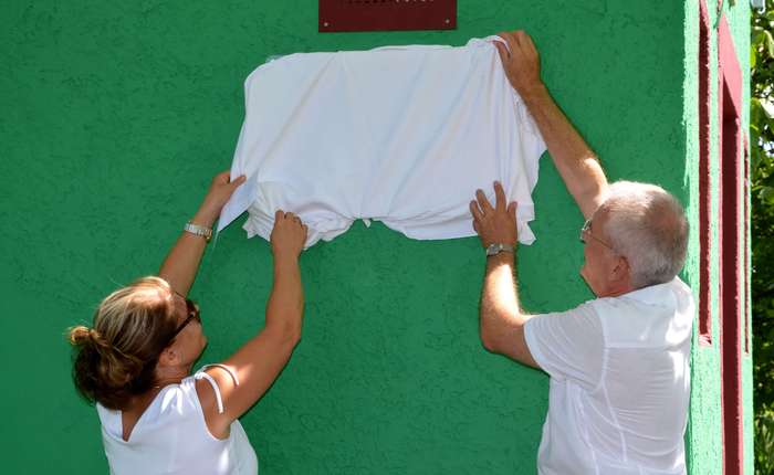 Enthüllung der Gedenktafel für Gerhard Seitz durch 1. Vorsitzende Maritta Rasch und Bürgermeister Andreas Weiher