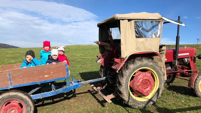 1. Rebschnitt 2020: Kinder auf dem Traktor-Anhänger