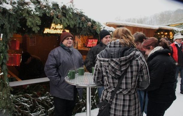 Besucher beim Weihnachtsmarkt 2012 in Hesseldorf