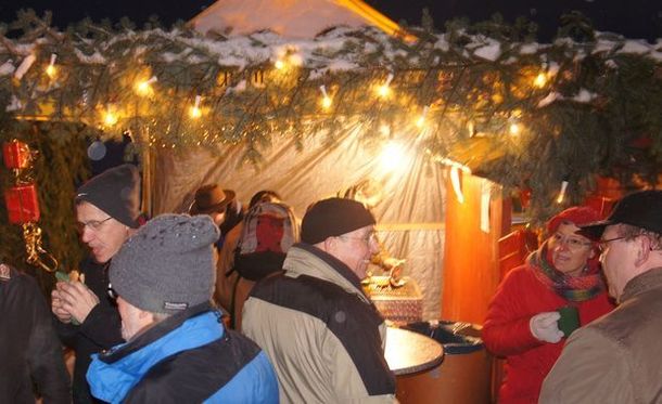 Besucher beim Weihnachtsmarkt 2012 in Hesseldorf