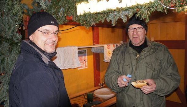 Bratwurstverkauf beim Weihnachtsmarkt 2012 in Hesseldorf