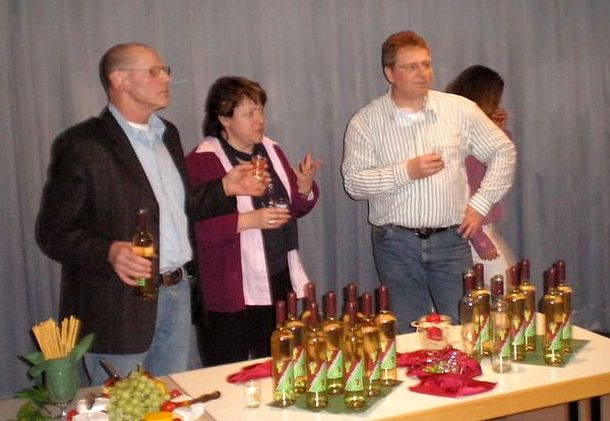 Weinfreunde mit dem Weinjahrgang 2009