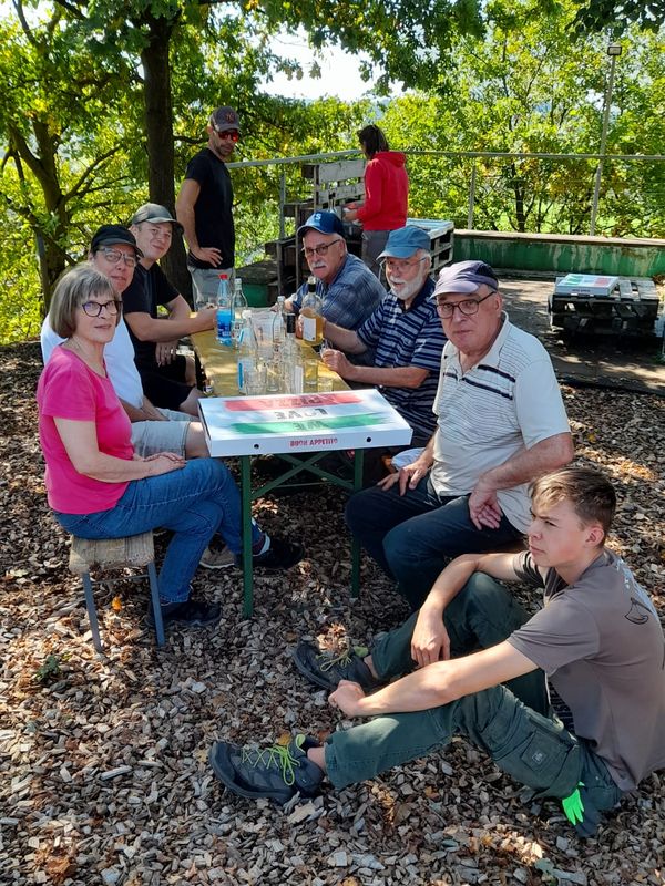 Geselliges Zusammensein mit Pizza